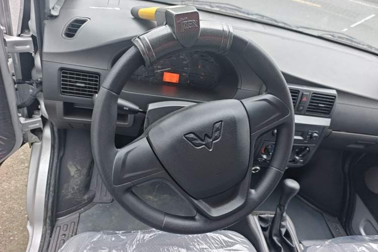 Used Wuling Rongguang Small Truck 2023 1.5L Single-Row LAR Steering Wheel