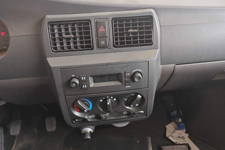 Used Wuling Rongguang Small Truck 2023 1.5L Single-Row Extended LAR Audio And AC Panel