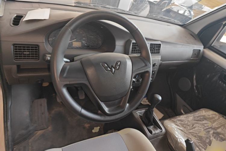 Used Wuling Rongguang Small Truck 2023 1.5L Single-Row Extended LAR Center Console