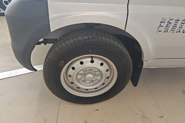 Used Wuling Rongguang Small Truck 2023 1.5L Single-Row Extended LAR Left Front Wheel Hub