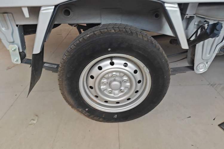Used Wuling Rongguang Small Truck 2023 1.5L Single-Row Extended LAR Right Rear Wheel Hub