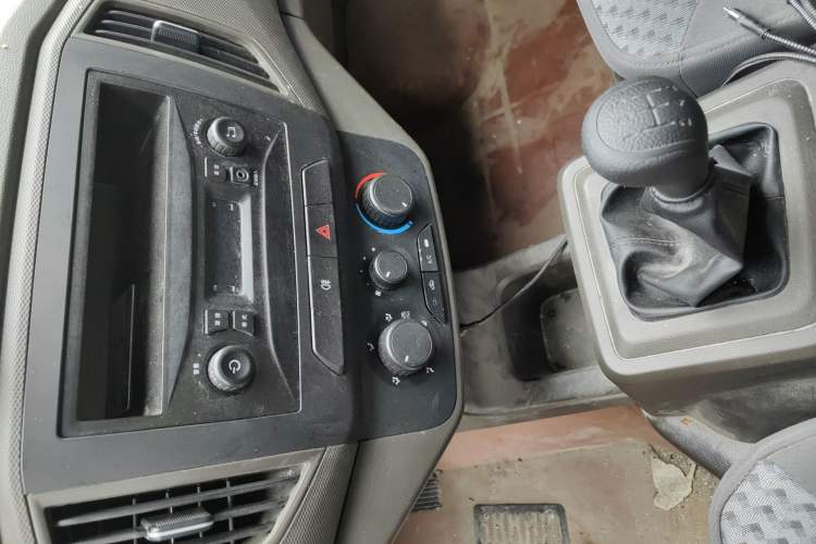 Used Wuling Rongguang Small Truck 2024 1.5L Double-Cab Extra-Long LAR Audio And AC Panel