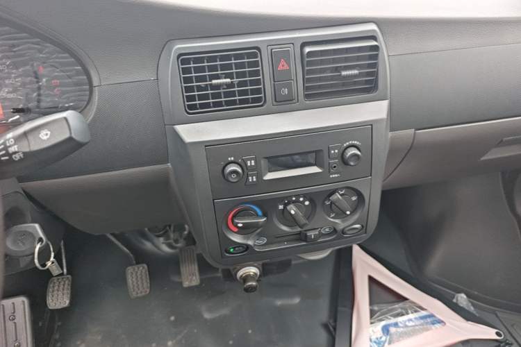 Used Wuling Rongguang Small Truck 2024 1.5L Single-Row Extra-Long LAR Audio And AC Panel