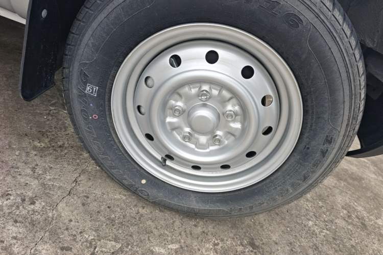 Used Wuling Rongguang Small Truck 2024 1.5L Single-Row Extra-Long LAR Right Front Wheel Hub