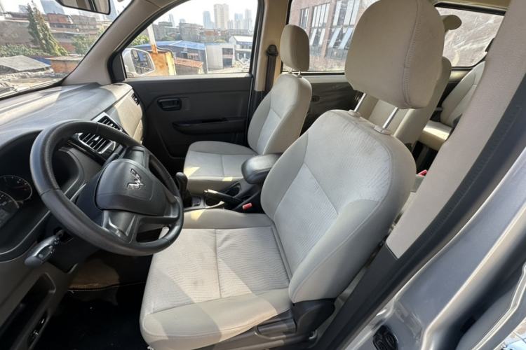 Used Wuling Rongguang V 2018 1.5L Standard Version Interior 4