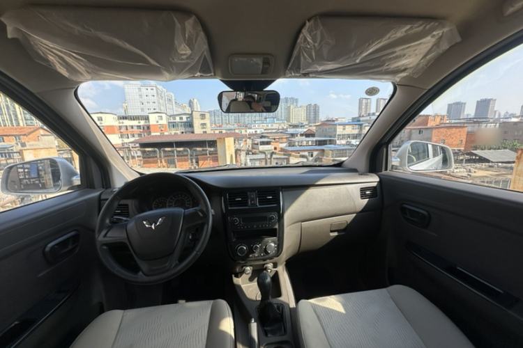 Used Wuling Rongguang V 2018 1.5L Standard Version Interior 6