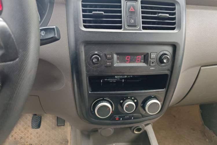 Used Wuling Rongguang V 2015 1.5L Practical Version Audio And AC Panel