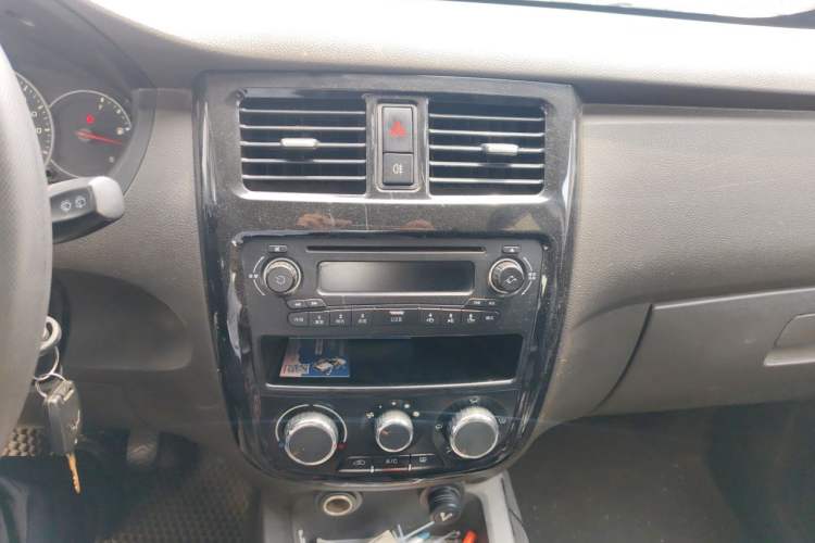 Used Wuling Rongguang V 2015 1.2L Standard Version Audio And AC Panel