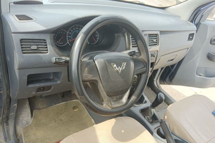 Used Wuling Rongguang V 2015 1.2L Base Version Center Console