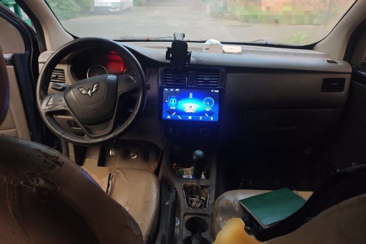 Used Wuling Rongguang V 2015 1.5L Practical Version Center Console
