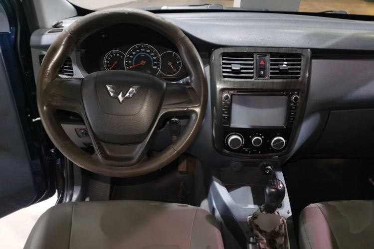Used Wuling Rongguang V 2015 1.2L Base Version Center Console
