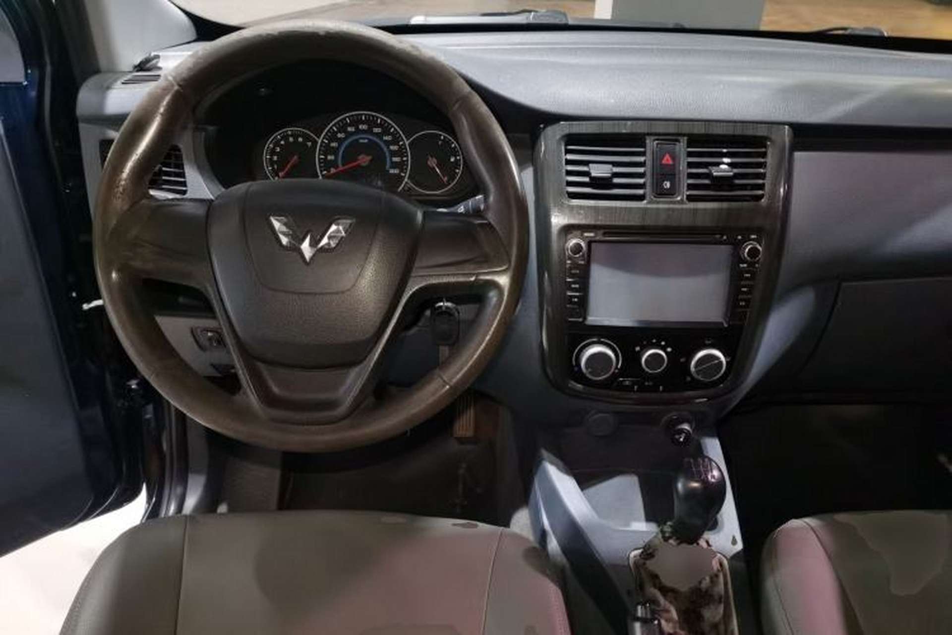 Used Wuling Rongguang V 2015 1.2L Base Version Center Console