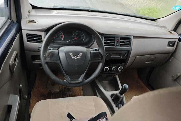 Used Wuling Rongguang V 2015 1.5L Practical Version Center Console