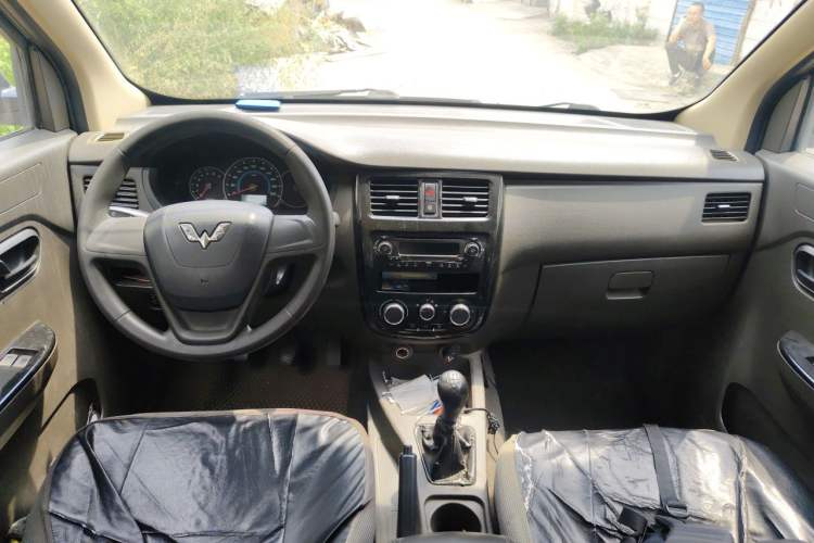 Used Wuling Rongguang V 2015 1.2L Standard Version Center Console