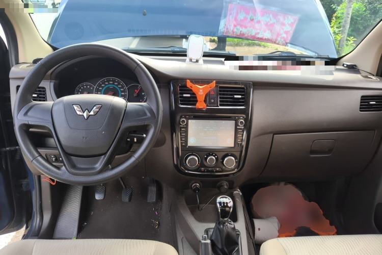 Used Wuling Rongguang V 2015 1.5L Standard Version Center Console