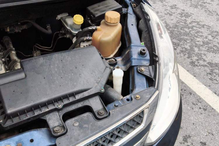 Used Wuling Rongguang V 2015 1.2L Standard Version Engine Bay Left