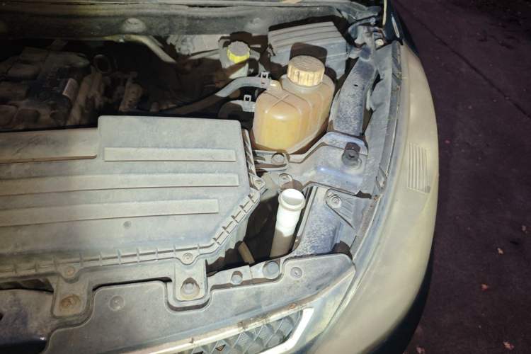Used Wuling Rongguang V 2015 1.5L Practical Version Engine Bay Left