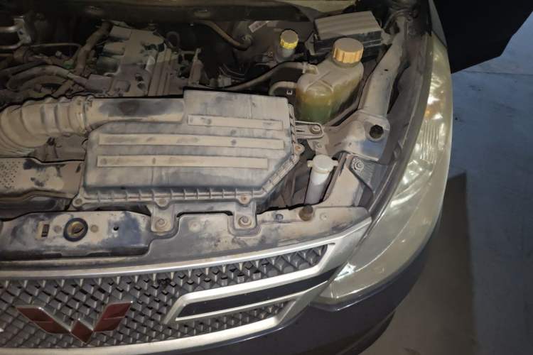 Used Wuling Rongguang V 2015 1.5L Base Version Engine Bay Left