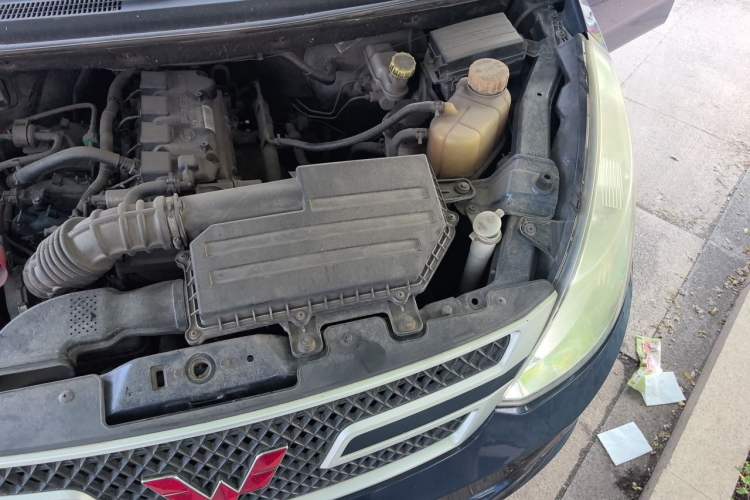 Used Wuling Rongguang V 2015 1.5L Base Version Engine Bay Left