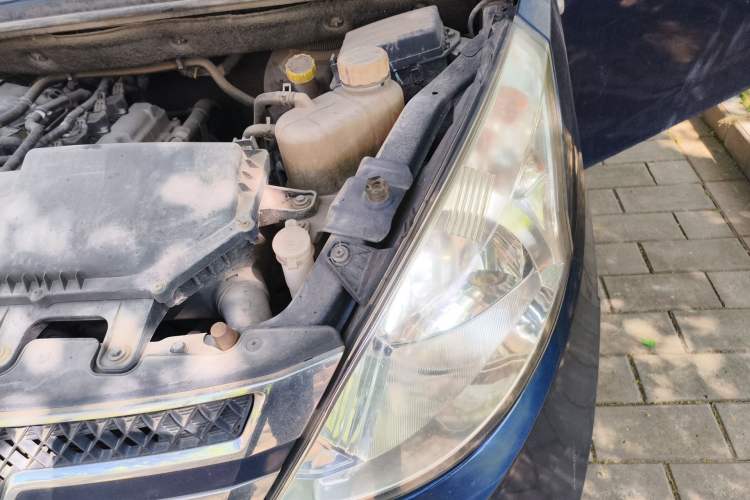 Used Wuling Rongguang V 2015 1.2L Standard Version Engine Bay Left