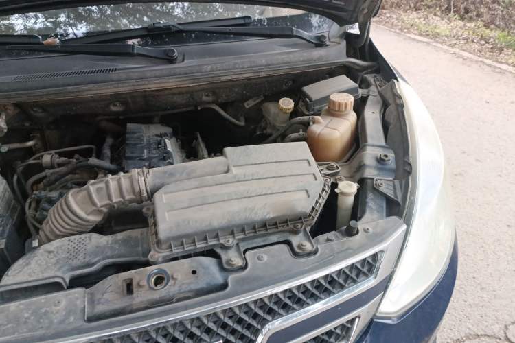 Used Wuling Rongguang V 2015 1.5L Standard Version Engine Bay Left