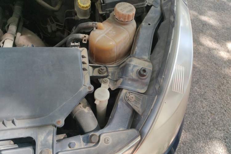 Used Wuling Rongguang V 2015 1.2L Standard Version Engine Bay Left