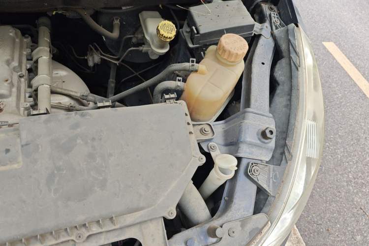 Used Wuling Rongguang V 2015 1.2L Base Version Engine Bay Left