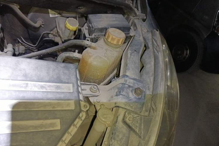 Used Wuling Rongguang V 2015 1.5L Standard Version Engine Bay Left