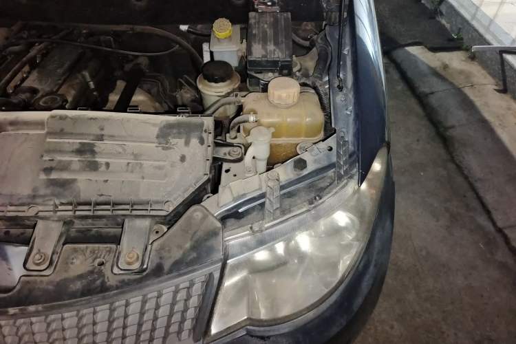 Used Wuling Rongguang V 2015 1.5L Base Version Engine Bay Left