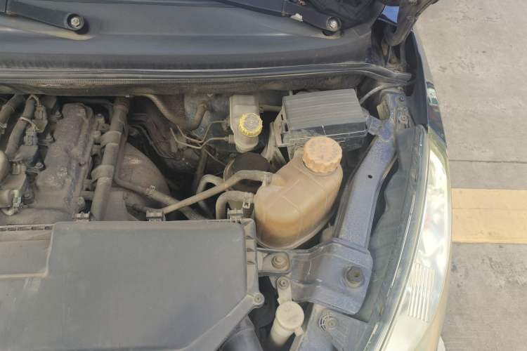 Used Wuling Rongguang V 2015 1.2L Base Version Engine Bay Left