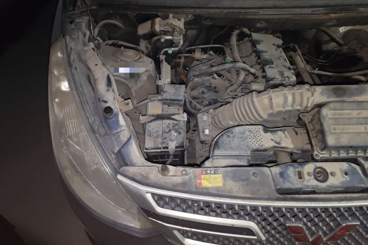 Used Wuling Rongguang V 2015 1.5L Base Version Engine Bay Right