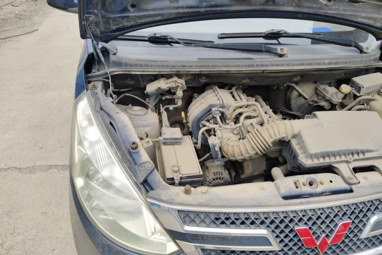 Used Wuling Rongguang V 2015 1.2L Standard Version Engine Bay Right