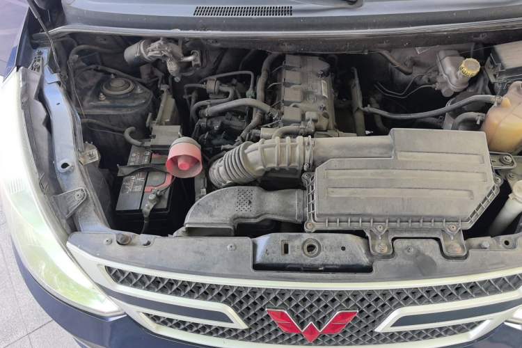 Used Wuling Rongguang V 2015 1.5L Base Version Engine Bay Right