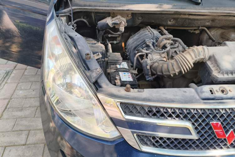 Used Wuling Rongguang V 2015 1.2L Standard Version Engine Bay Right