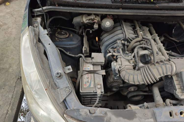 Used Wuling Rongguang V 2015 1.2L Base Version Engine Bay Right
