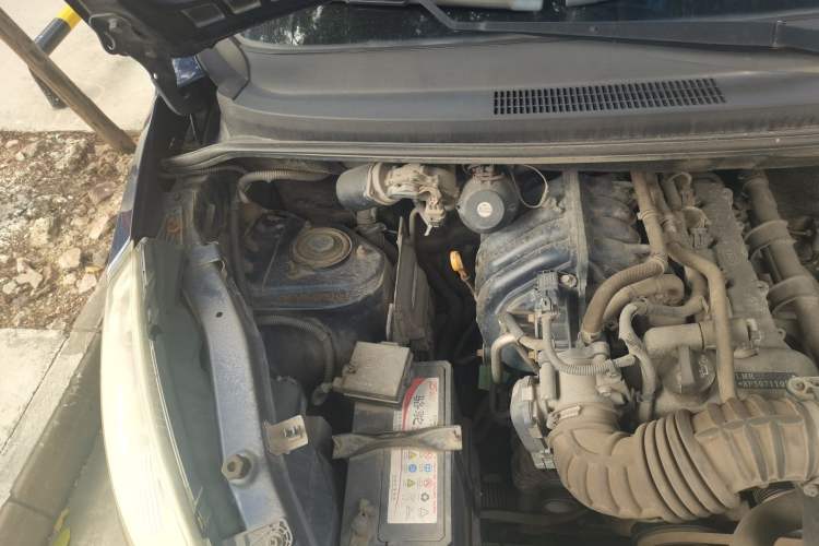 Used Wuling Rongguang V 2015 1.2L Base Version Engine Bay Right