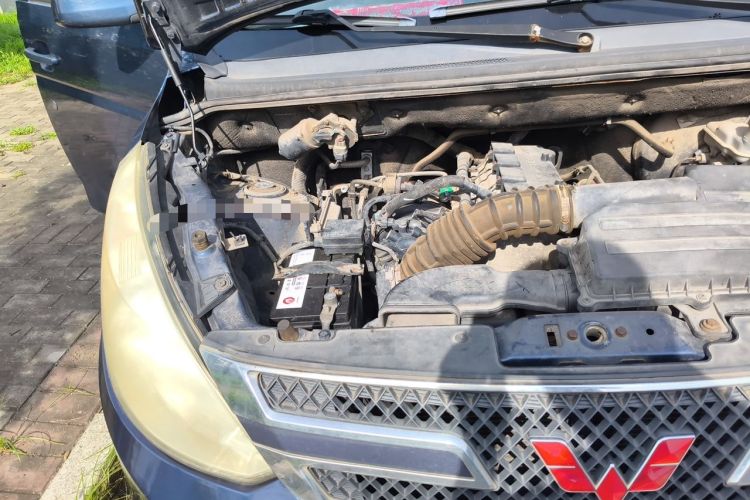 Used Wuling Rongguang V 2015 1.5L Standard Version Engine Bay Right