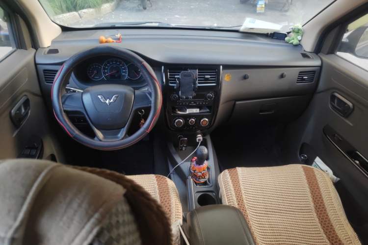 Used Wuling Rongguang V 2015 1.5L Standard Version Interior 2