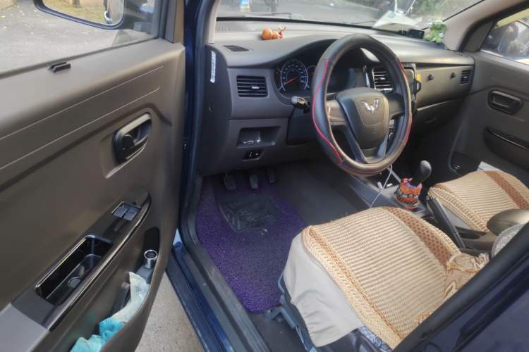Used Wuling Rongguang V 2015 1.5L Standard Version Interior 3