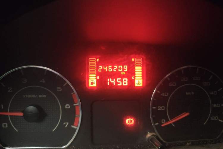 Used Wuling Rongguang V 2015 1.5L Practical Version Odometer Close Up