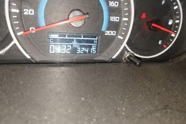 Used Wuling Rongguang V 2015 1.5L Base Version Odometer Close Up