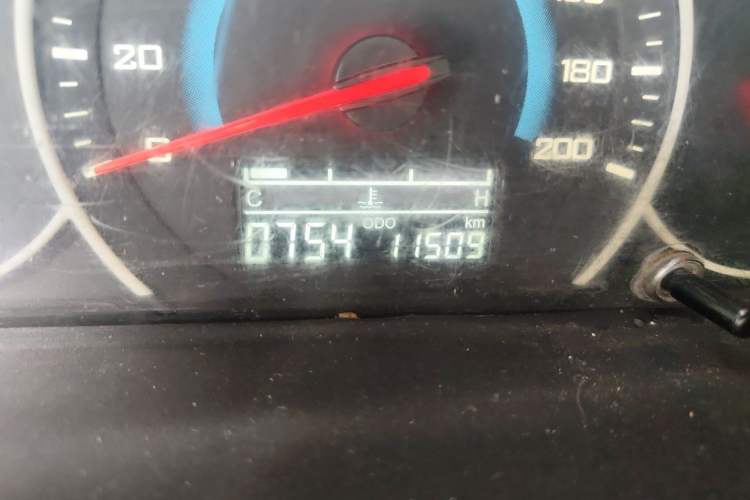 Used Wuling Rongguang V 2015 1.2L Standard Version Odometer Close Up