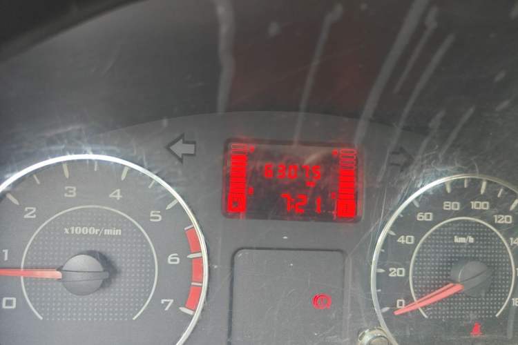Used Wuling Rongguang V 2015 1.2L Practical Model Odometer Close Up