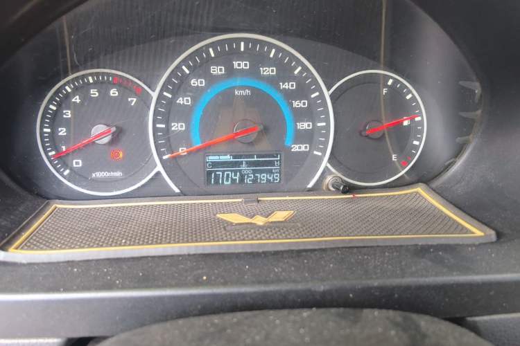 Used Wuling Rongguang V 2015 1.5L Base Version Odometer Close Up