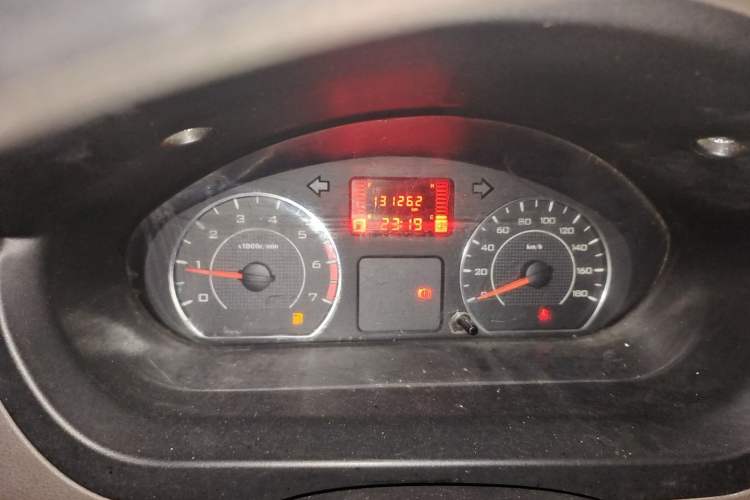 Used Wuling Rongguang V 2015 1.5L Base Version Odometer Close Up