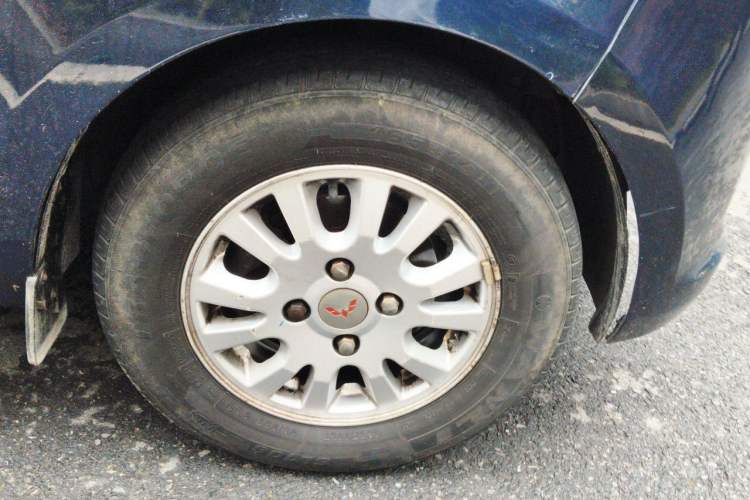 Used Wuling Rongguang V 2015 1.2L Standard Version Right Front Wheel Hub