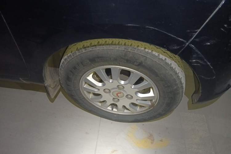 Used Wuling Rongguang V 2015 1.5L Standard Version Right Front Wheel Hub