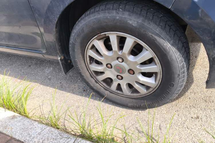 Used Wuling Rongguang V 2015 1.5L Standard Version Right Front Wheel Hub