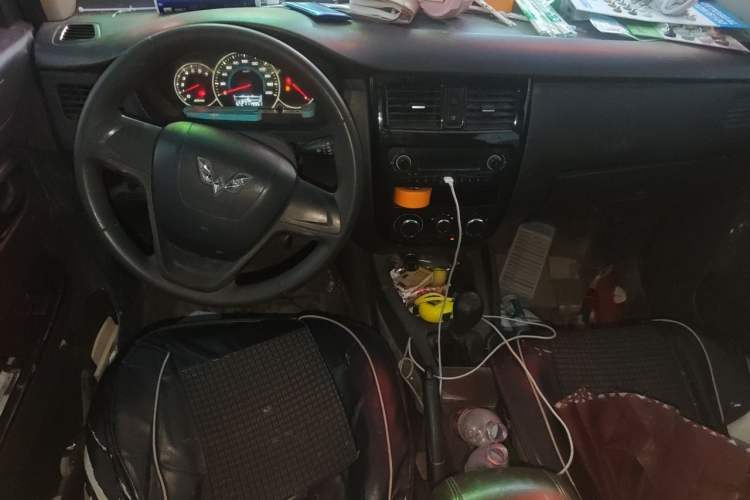 Used Wuling Rongguang V 2015 1.5L Standard Version Center Console