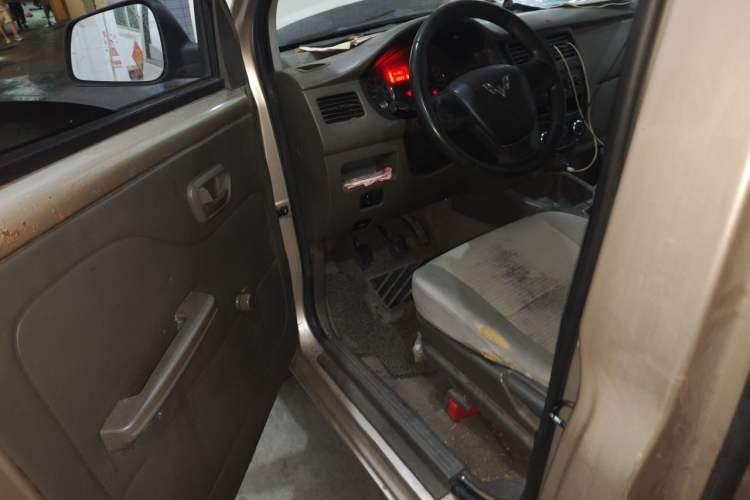 Used Wuling Rongguang V 2015 1.2L Practical Model Driver Seat